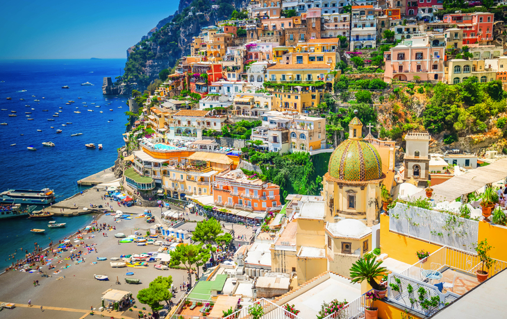 Blick auf die Stadt und den Strand von Positano