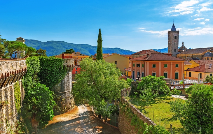 Draufsicht der kleinen Stadt Sarzana, Italien, Ligurien. Blick auf die Stadt von der Festung Firmafede auf dem Hügel. Ansicht von oben von Sarzana Cathedral.