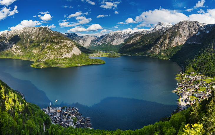 Hallstatt am Westufer des Hallstätter Sees im österreichischen Salzkammergut