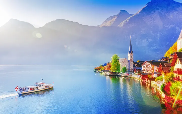 herbstliches Hallstatt am Hallstätter See im österreichischen Salzkammergut