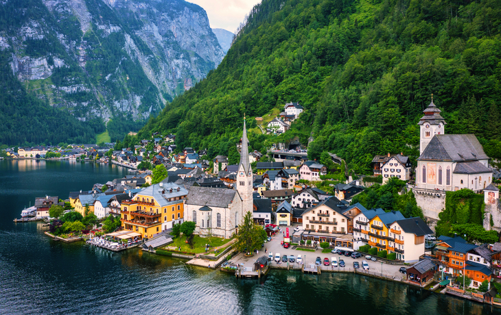 Luftaufnahme des österreichischen Bergdorfes Hallstatt und des Hallstätter Sees