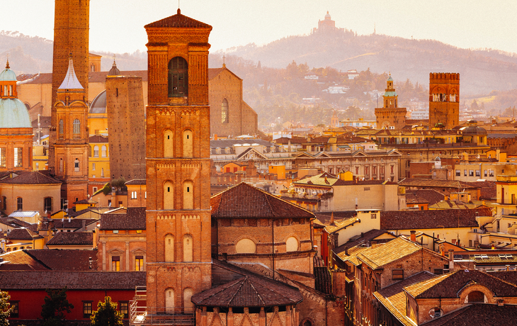 Bologna mit dem Berg San Luca im Hintergrund, Italien