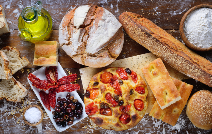 Focaccia mit Kirschtomaten und Oliven