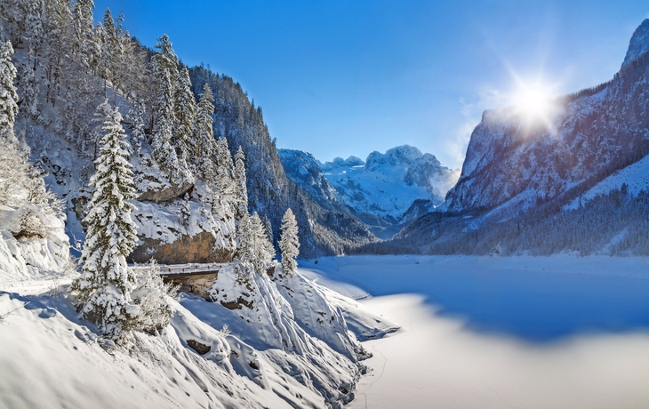 Blick vom winterlichen Gosausee auf den Dachstein