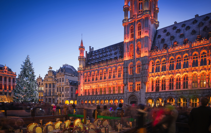 Rathaus am Grote Markt in Brüssel zur Weihnachtszeit, Belgien