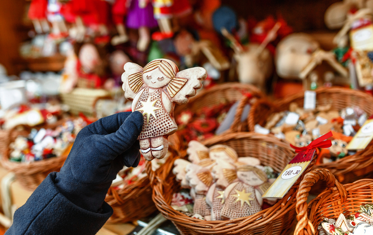 handgemachter Weihnachtsengel auf dem Weihnachtsmarkt