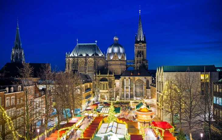 Weihnachtsmarkt rund um das Rathaus in Aachen, Deutschland