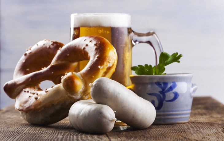 Bayerische Weißwurst mit Bretzel und Bier