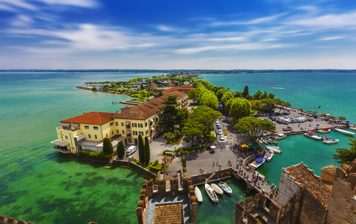 Blick von der Burg Rocca Scaligera über Sirmione am Gardasee, Italien