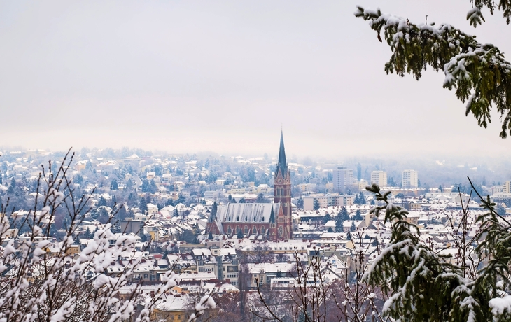 Blick vom Schlossberg in Graz zur Herz-Jesu-Kirche im Winter, Österreich
