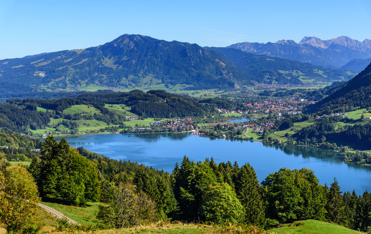 Ausblick auf Immenstadt, den Berg Grünten und den großen und kleinen Alpsee