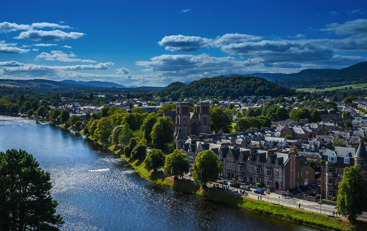 Stadtansicht von Inverness mit Fluss Ness vom Inverness Castle aus