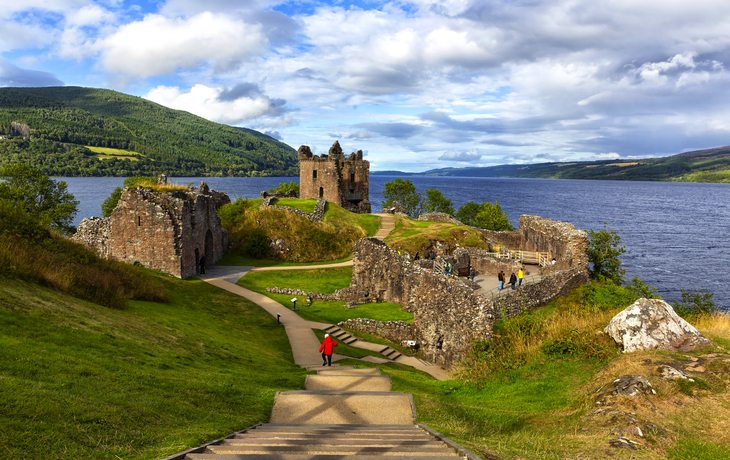 Ruinen von Urquhart Castle am Loch Ness