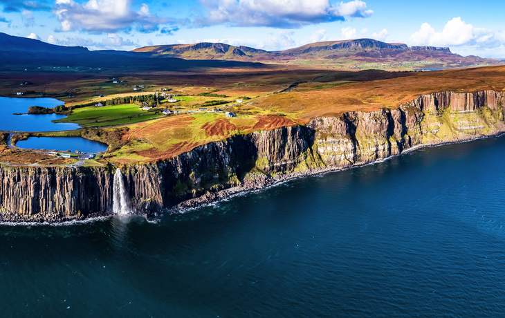 Klippen von Staffin mit dem berühmten Kilt Rock Wasserfall auf der Isle of Skye