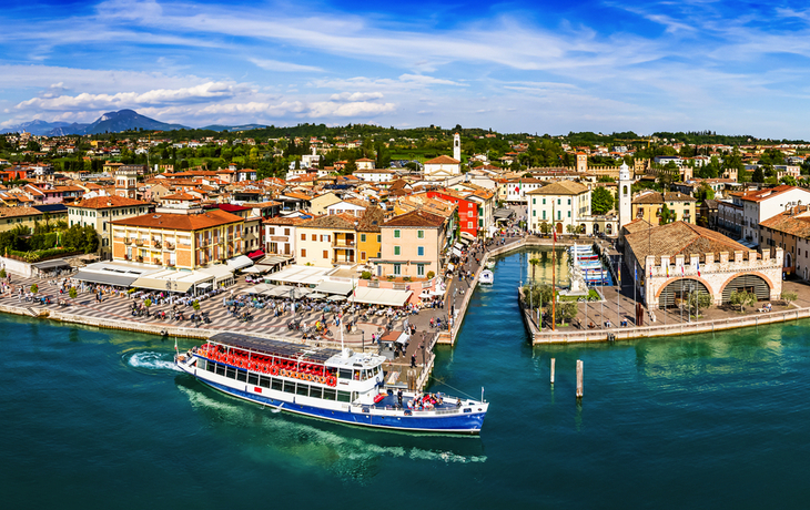 Altstadt und Hafen von Lazise in Italien