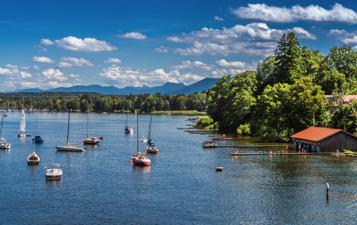 Starnberger See mit Segelbooten und einem Badesteg