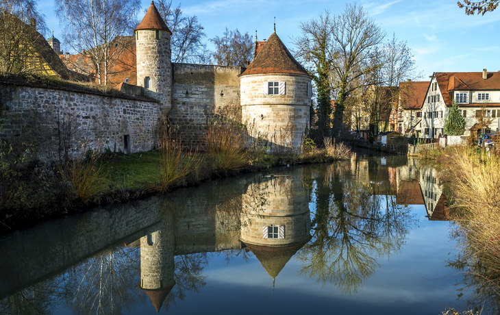 Wehrgang mit Türmen und Wohnhäusern am Ufer der Wörnitz in Dinkelsbühl, Deutschland