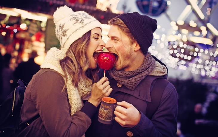 Paar isst gemeinsam einen Liebesapfel