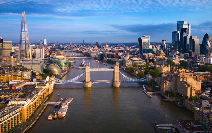Londoner Skyline und Tower Bridge