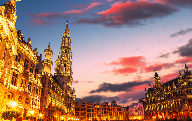 Brüssels Großer Platz in der Sommerdämmerung