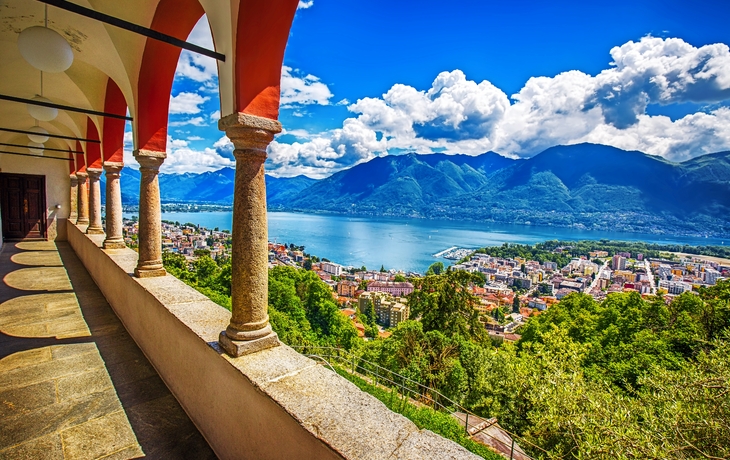 Schöne Aussicht auf Locarno Stadt, Lago Maggiore (Lago Maggiore) und Schweizer Alpen von Madonna del Sasso Kirche im Tessin, Schweiz.
