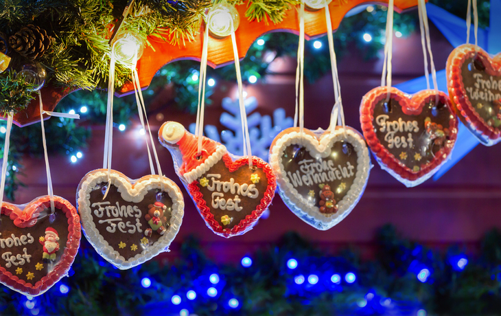 Lebkuchenherze in einer Reihe auf Weihnachtsmarkt