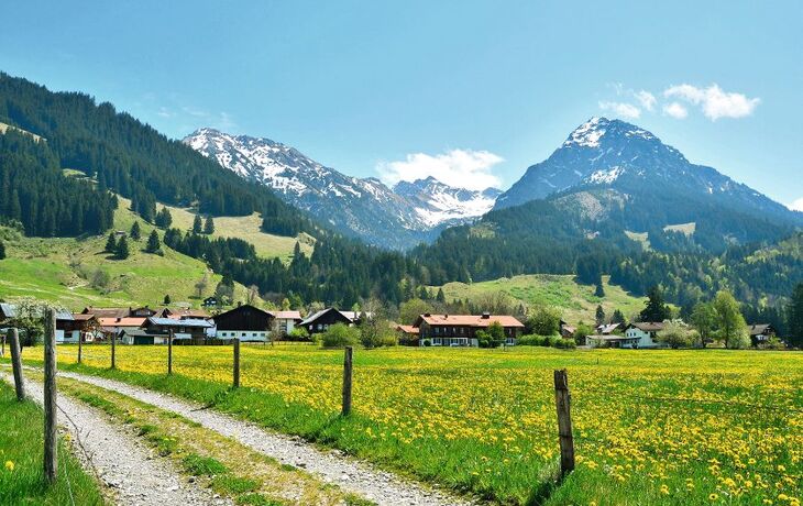 Bergdorf im Frühling