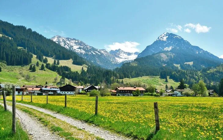 Bergdorf im Frühling