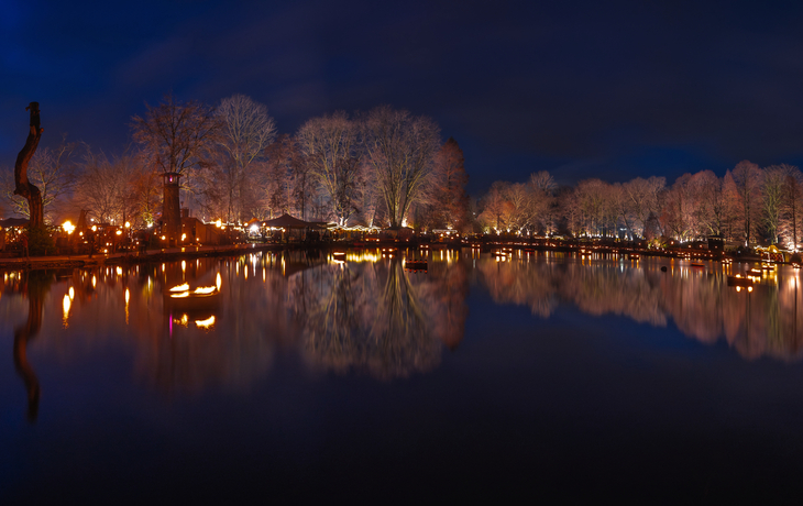 Mittelalterlicher Lichtermarkt im Fredenbaumpark in Dortmund, Deutschland