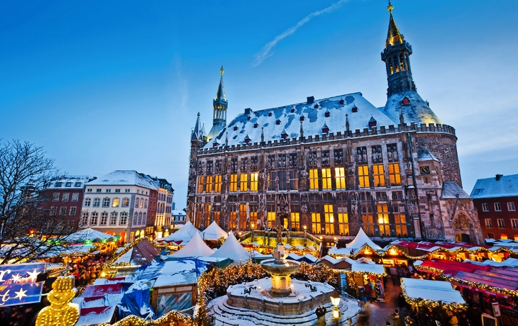 Weihnachtsmarkt rund um das Rathaus in Aachen, Deutschland