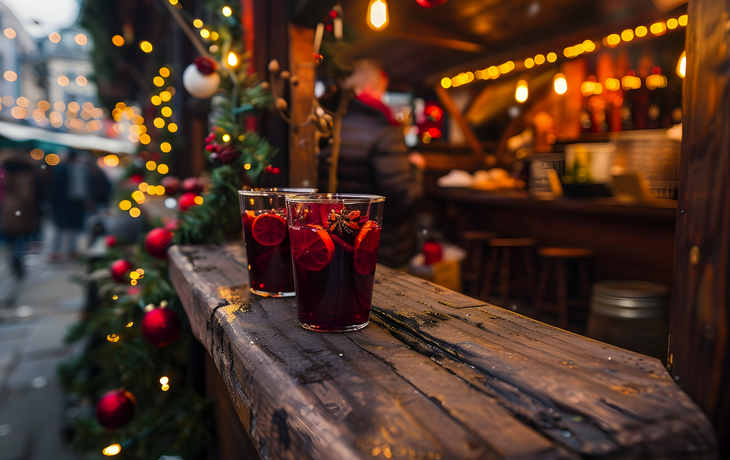 zwei Gläser Glühwein auf Holzarbeitsplatte auf dem Weihnachtsmarkt