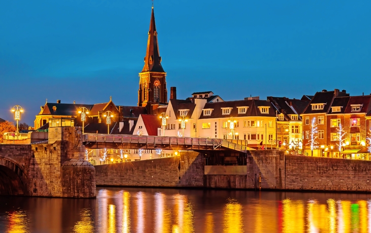 Blick auf die niederländische Sint Servaas Brücke in Maastricht