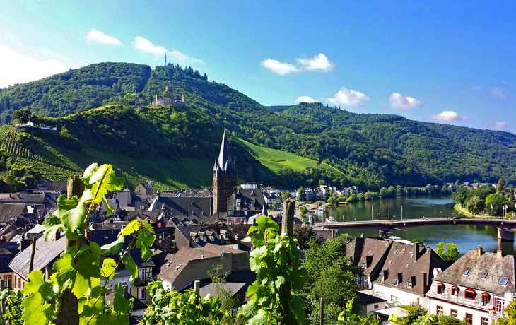 Blick auf Bernkastel, Bernkastel-Kues, Rheinland-Pfalz, Deutschland