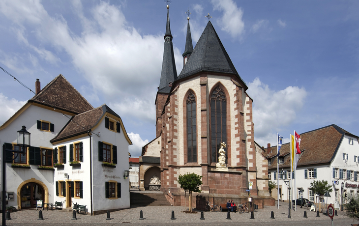 Markplatz von Deidesheim mit Kirche und Rathaus