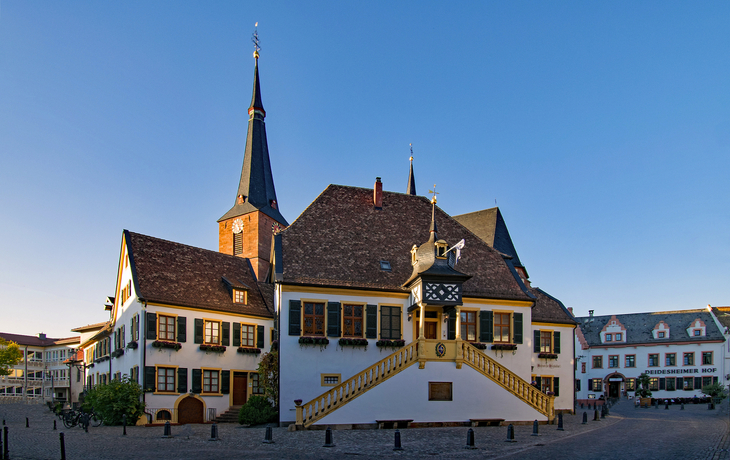 Markplatz von Deidesheim mit Kirche und Rathaus
