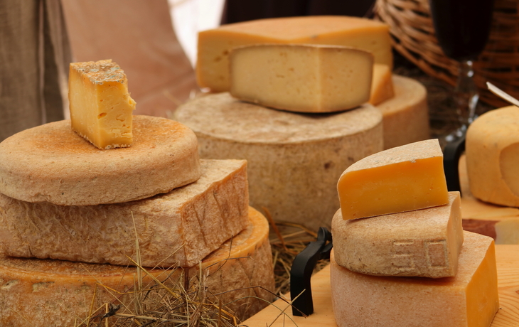 Verschiedene Käsesorten auf Holztisch