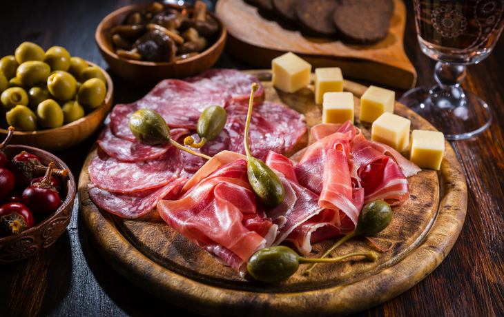 Serrano-Schinkenteller mit verschiedenen Vorspeisen