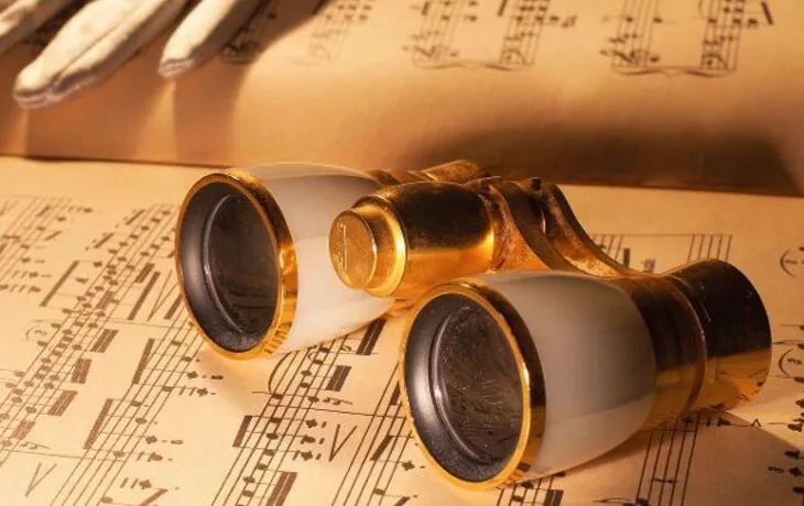 Gala mit Opernglas