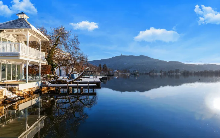 Promenade des idyllischen Pörtschach am Wörthersee im Winter