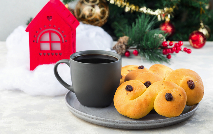 Traditionelle schwedische Lussekatter mit Tasse Kaffee