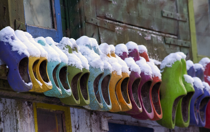 farbige Holzschuhe om Wand