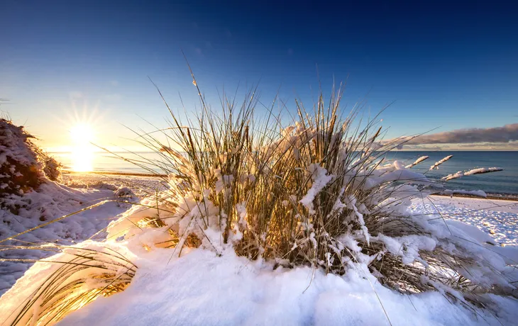 winterlicher Sonnenaufgang am Meer