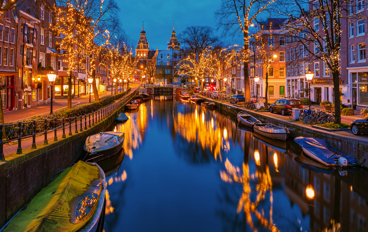 Amsterdams Kanäle mit Weihnachtsbeleuchtung