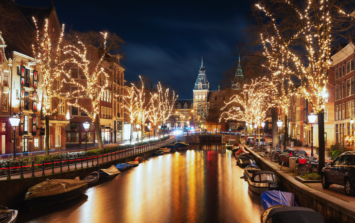 die Spiegelgracht in der Altstadt von Amsterdam mit dem Rijksmuseum im Hintergrund