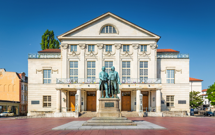 Deutsches Nationaltheater mit Goethe und Schiller in Weimar, Deutschland