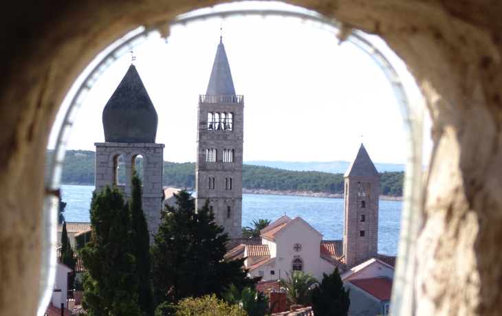 vier Glockentürme auf der Insel Rab