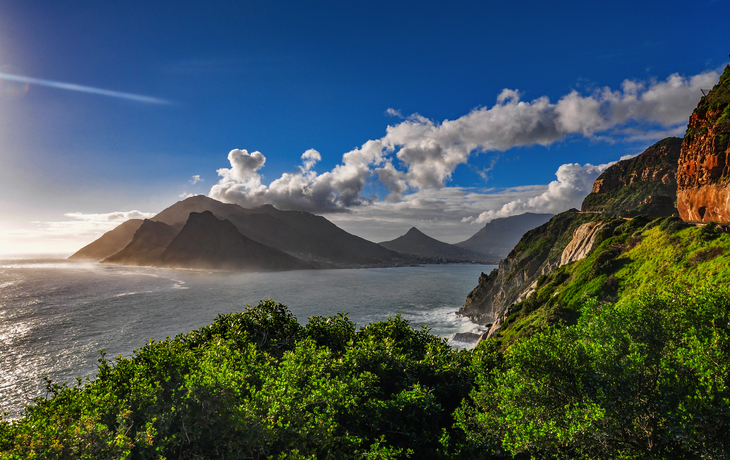Blick von der Chapman's Peak Drive auf Hout Bay nahe Kapstadt