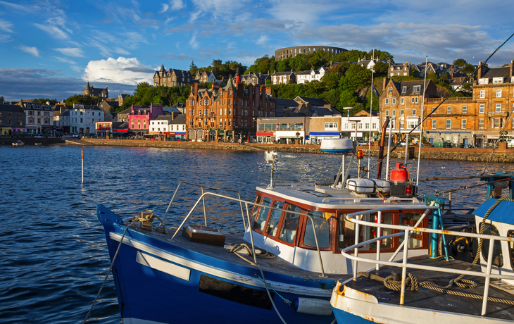 Skyline der Kleinstadt Oban, dem Tor zu den Hebrideninseln im Westen Schottlands