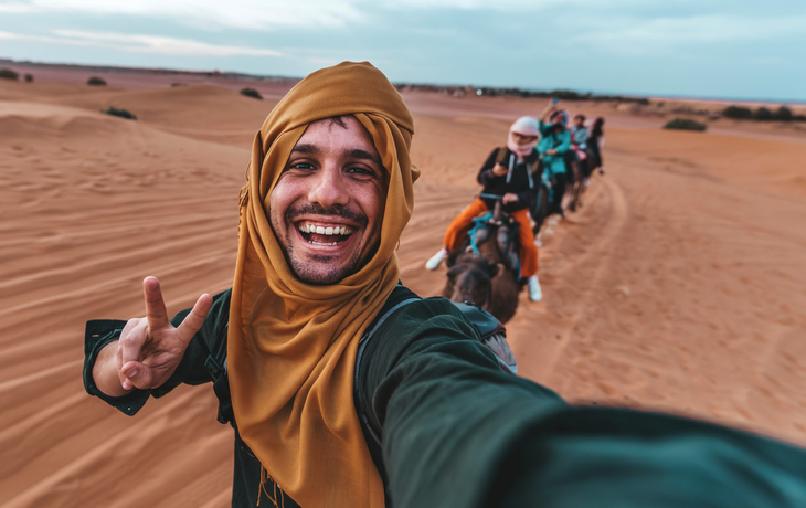 Kamel-Karawane in der Wüste