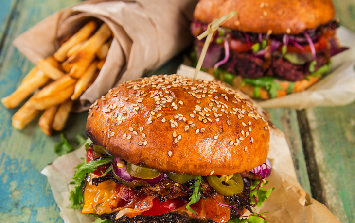 Leckere Burger auf Holztisch